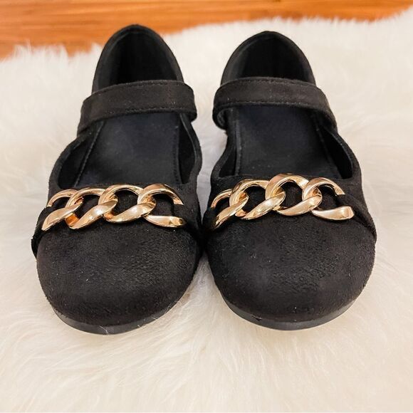 🍋 NWB! Little Girls’ Mary Jane Flats w/Hook & Loop Strap & Gold Chain Detail Si - Picture 4 of 10